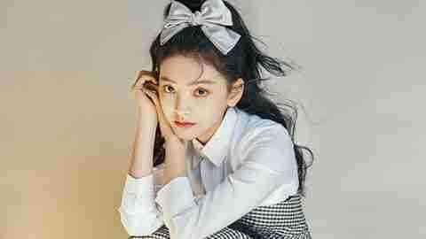 她是“氧气少女”章若楠 穿复古V领衬衫配短裙 甜美又显高